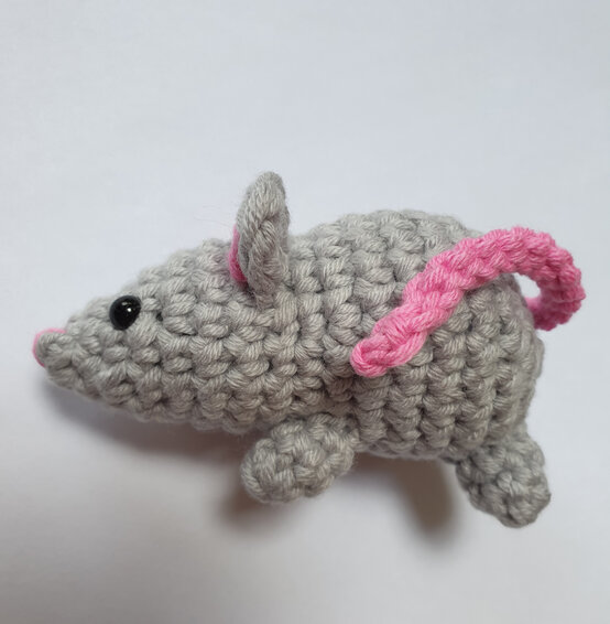 how-to-crochet-an-autumn-garland-mouse-side.jpg?sw=554&q=85