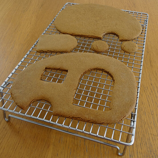 xmas-baking-lucy-caravan-cake10.jpg?sw=554&q=85
