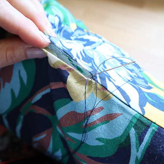 how-to-make-a-seat-cushion_step-6.jpg?sw=554&q=85