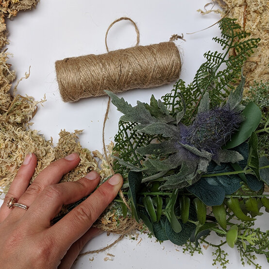 fresh-floral-wreath-step8.jpg?sw=554&q=85