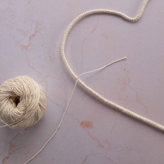 Idea_how-to-make-a-woven-heart-wreath_step5a.jpg?sw=554&q=85