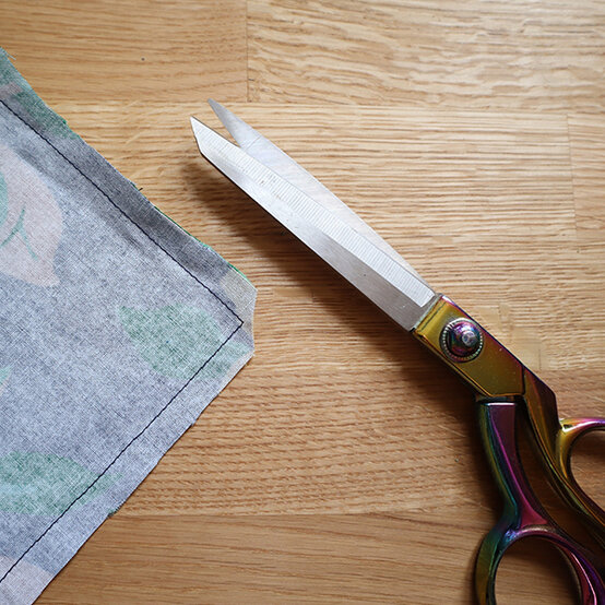 how-to-make-a-seat-cushion_step-4.jpg?sw=554&q=85