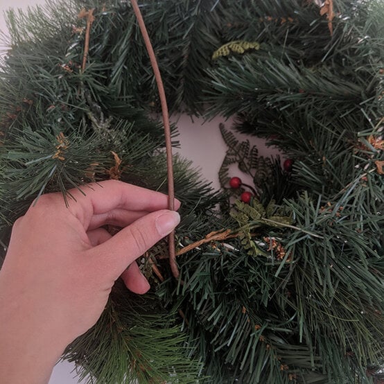 traditional-red-artificial-wreath-15.jpg?sw=554&q=85