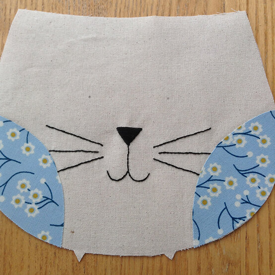 simplicity-pattern-cat-dress-bag-step15.jpg?sw=554&q=85