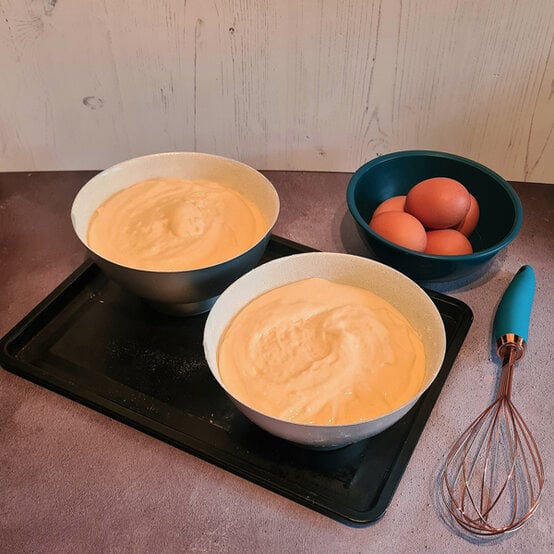 idea_how-to-make-a-frog-cake_step1.jpg?sw=554&q=85