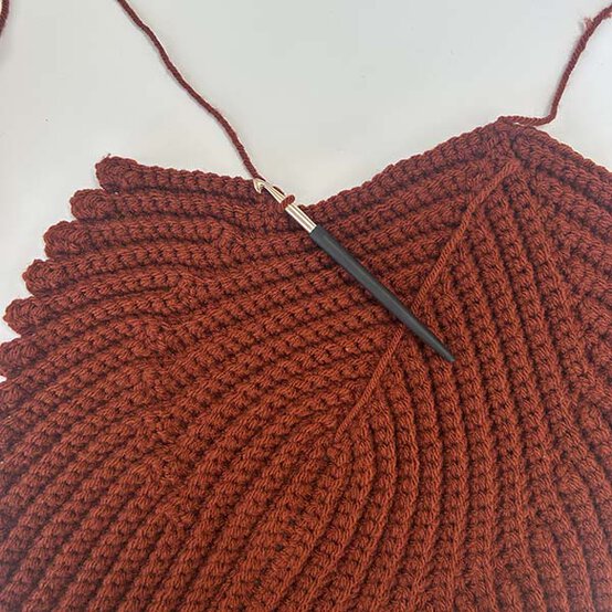 ideas%5Fhow%2Dto%2Dcrochet%2Da%2Dleaf%2Dcushion%5Fstep%2D4b.jpg?sw=554&q=85