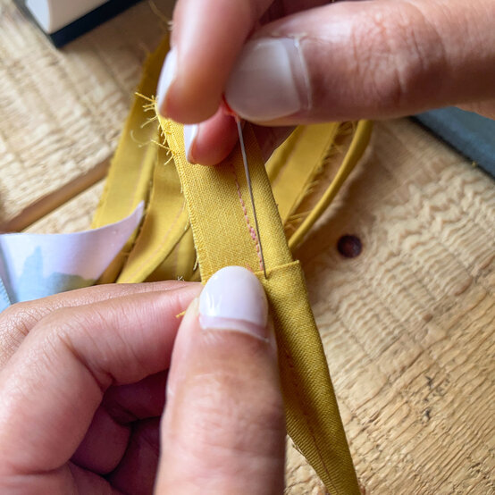 joules-piped-cushion---step-8c.jpg?sw=554&q=85