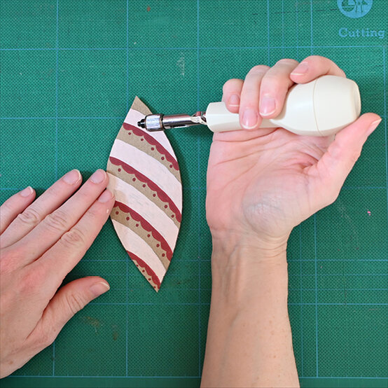 Idea_sustainable-tree-decorations-to-make_step1d.jpg?sw=554&q=85