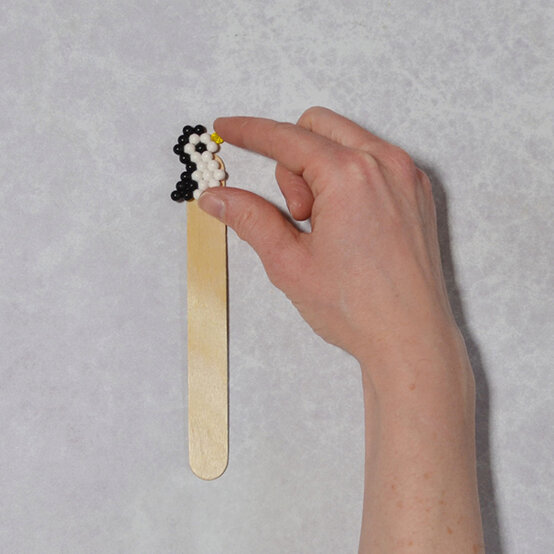 aquabeads_bookmark_step1_2.jpg?sw=554&q=85