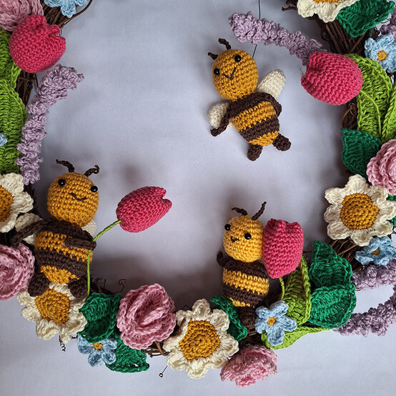How%2Dto%2Dcrochet%2Da%2Dfloral%2Dspring%2Dwreath%5Fmaking%2Dup3.jpg?sw=554&q=85