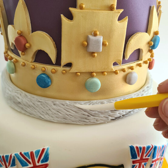 idea_how-to-make-a-coronation-cake_step21.jpg?sw=554&q=85