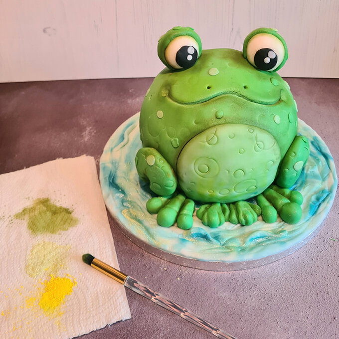 idea_how-to-make-a-frog-cake_step12.jpg?sw=680&q=85