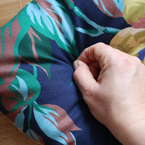 how-to-make-a-seat-cushion_step-8_2.jpg?sw=554&q=85