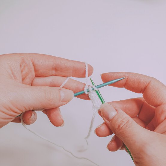 Ideas_How-to-Knit-Jubilee-Bunting-step-2.jpg?sw=554&q=85