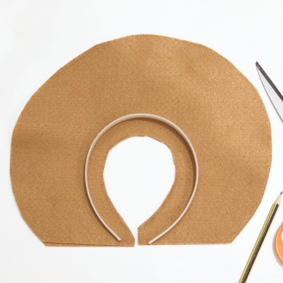 how_to_make_animals_headdresses_lion_step1-squareb.jpg?sw=554&q=85