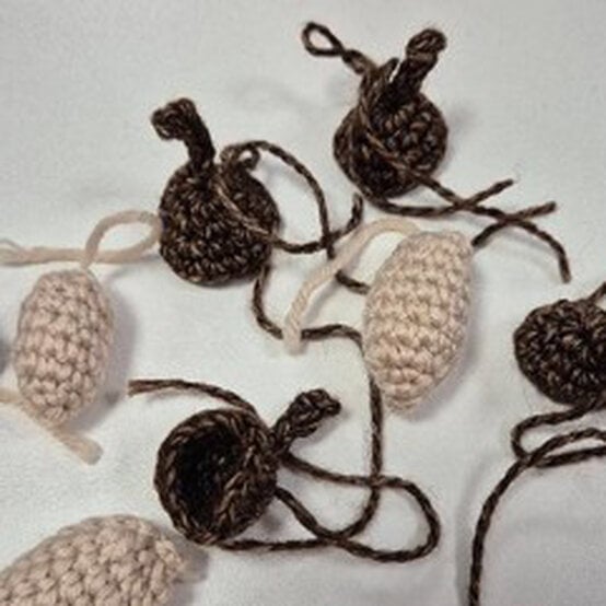 ideas%5Fhow%2Dto%2Dcrochet%2Dan%2Dautumn%2Ddoor%2Dcurtain%5Facorn%5Fstep%2D1.jpg?sw=554&q=85