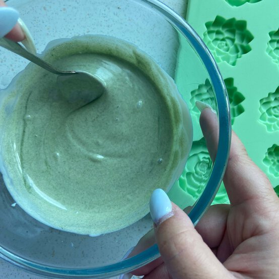 Idea_how-to-make-terrarium-cake-jars_step3b.jpg?sw=554&q=85