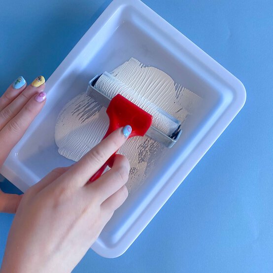 Idea_how-to-make-lino-print-gift-wrap_step7b.jpg?sw=554&q=85