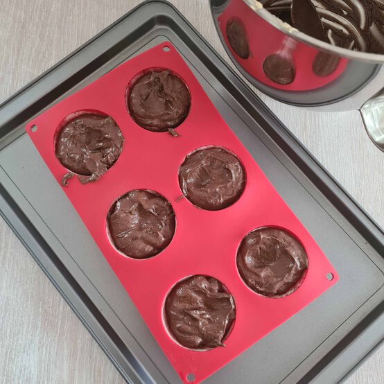 Idea_how-to-make-christmas-pudding-cakes_step1a.jpg?sw=554&q=85