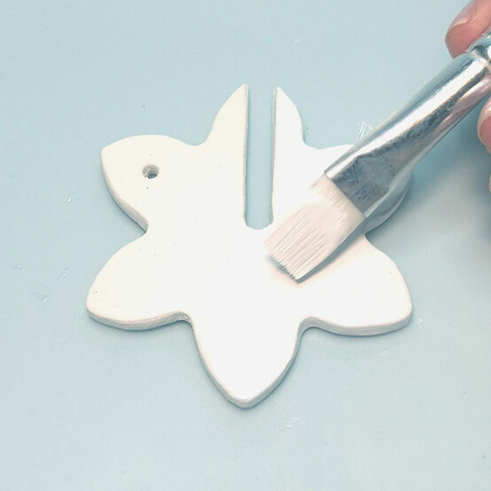 idea%5Feasy%2Dclay%2Dchristmas%2Ddecorations%2Dholly%5Fstep%2D2.jpg?sw=554&q=85