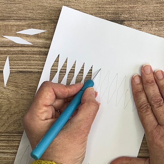 how%2Dto%2Dmake%2Dbright%2Dchristmas%2Dcrackers%5Fstep%2D1.jpg?sw=554&q=85