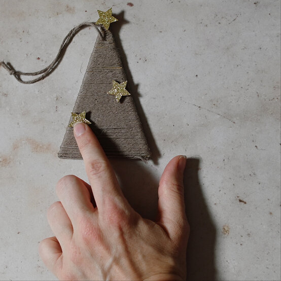 Idea_sustainable-tree-decorations-to-make_step2f.jpg?sw=554&q=85