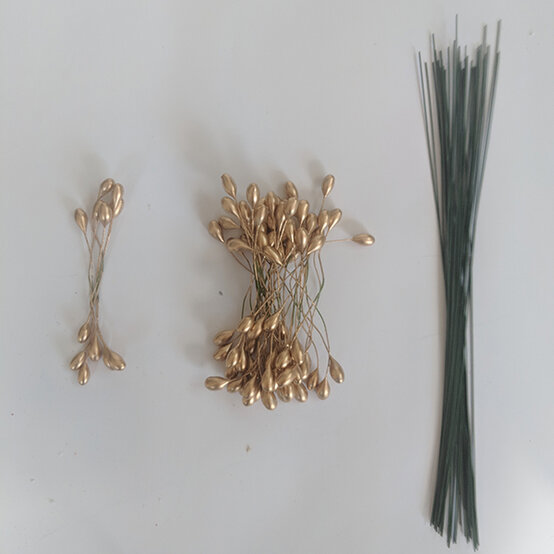 traditional-red-artificial-wreath-10.jpg?sw=554&q=85