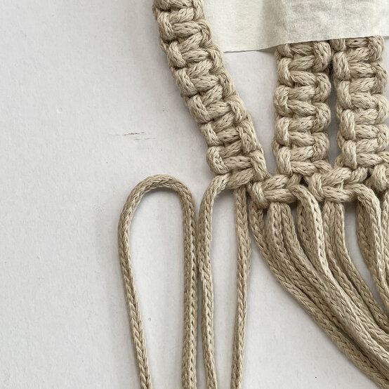 how%5Fto%5Fmake%5Fmacrame%5Fbunny%5Fplant%5Fpods%5Fstep%2D8.jpg?sw=554&q=85