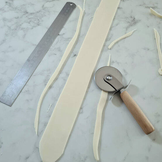 idea_how-to-make-a-coronation-cake_step12a.jpg?sw=554&q=85