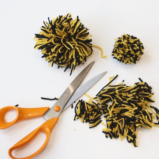 how_to_make_animals_headdresses_bee_step2-square.jpg?sw=554&q=85