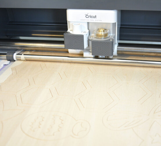 cricut_how_to_make_a_bee_wall_hanging_step13.jpg?sw=554&q=85
