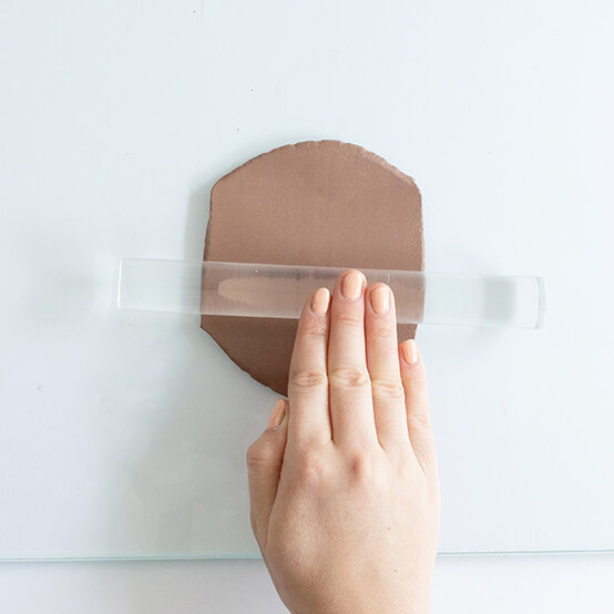 fimo-leather-effect_travel-time_luggage-tag_step-1.jpg?sw=554&q=85