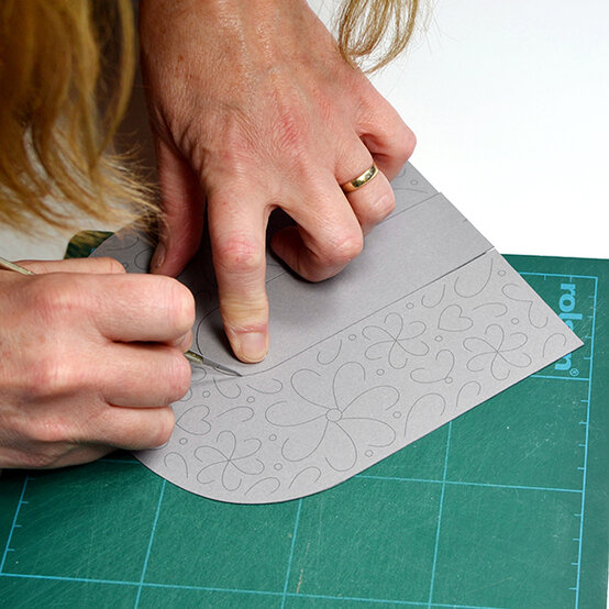 papercraft-mum-heart-frame6.jpg?sw=554&q=85