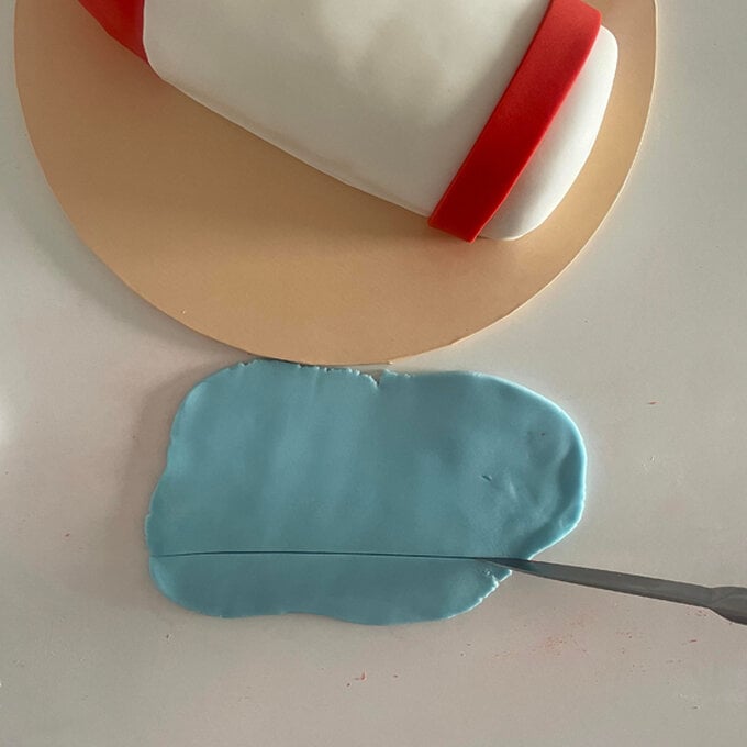 idea_how-to-decorate-a-rocket-cake_step11a.jpg?sw=680&q=85