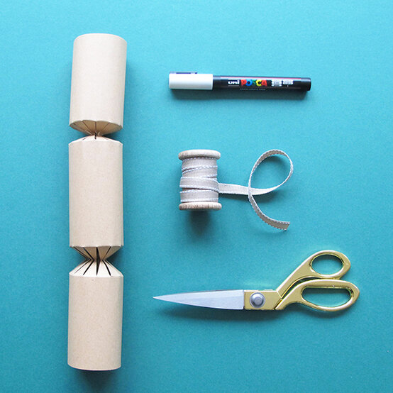 table-dec-cracker-3-a.jpg?sw=554&q=85