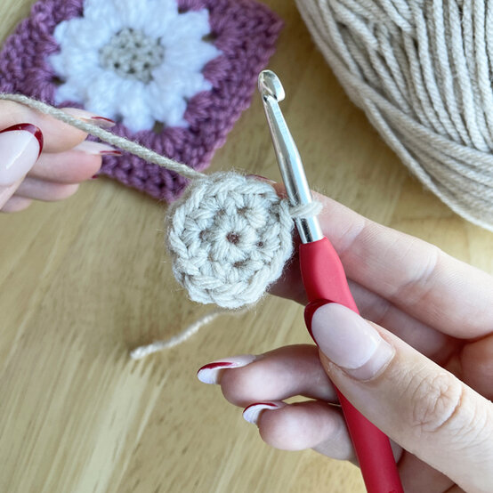 granny%2Dsquare%2Dflower%2Dtote%2Dbag%5Fstep%2D1a.jpg?sw=554&q=85