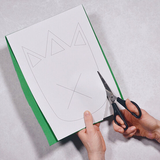 how_to_make_dinosaur_feet_craft_activities_step1.jpg?sw=554&q=85