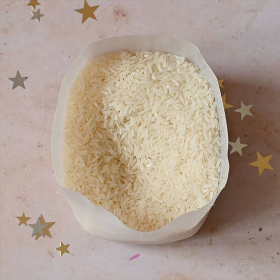 how-to-make-winter-milk-bottle-lanterns_prepare-the-milk-bottles-b.jpg?sw=554&q=85