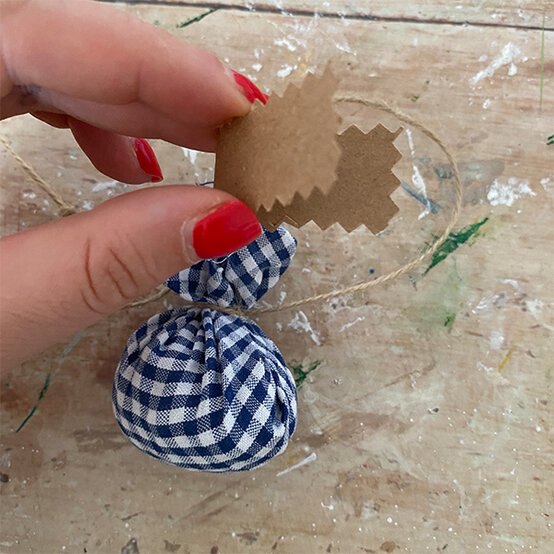 sustainable-advent-calendar-step7.jpg?sw=554&q=85