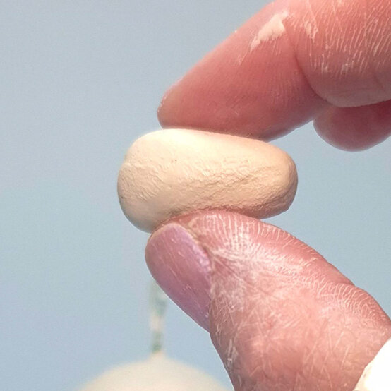 idea%5Fnovelty%2Dchristmas%2Ddecorations%2Dfrog%5Fstep%2D33.jpg?sw=554&q=85