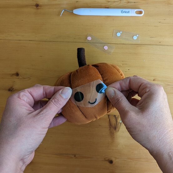 idea_how-to-personalise-your-plush-pumpkin_step4a.jpg?sw=554&q=85