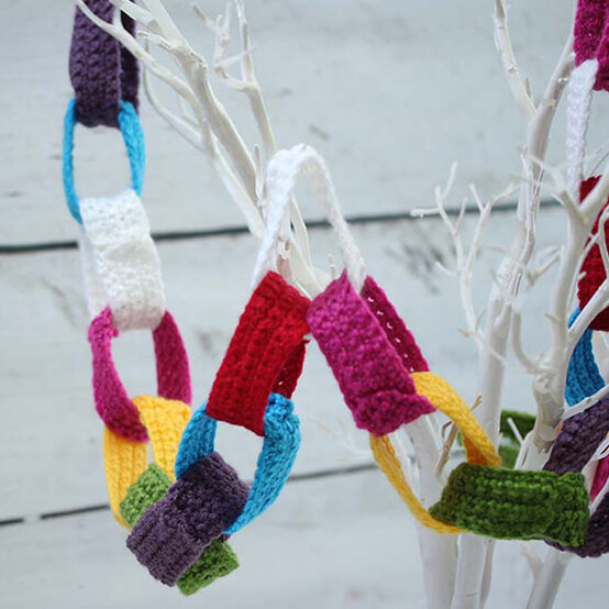 idea%5Fcrochet%2Dprojects%2Dfor%2Dbeginners%5Fpaperchains.jpg?sw=554&q=85