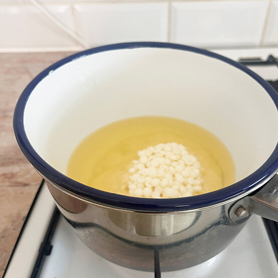 how-to-make-candles_jar-step-4a.jpg?sw=554&q=85