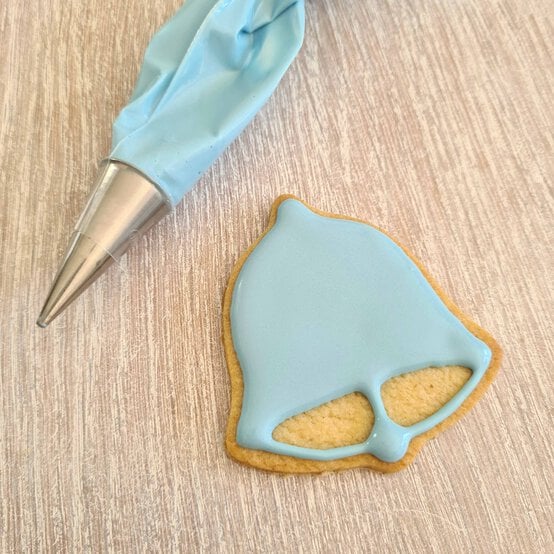 Idea_how-to-decorate-christmas-biscuits_step5b.jpg?sw=554&q=85