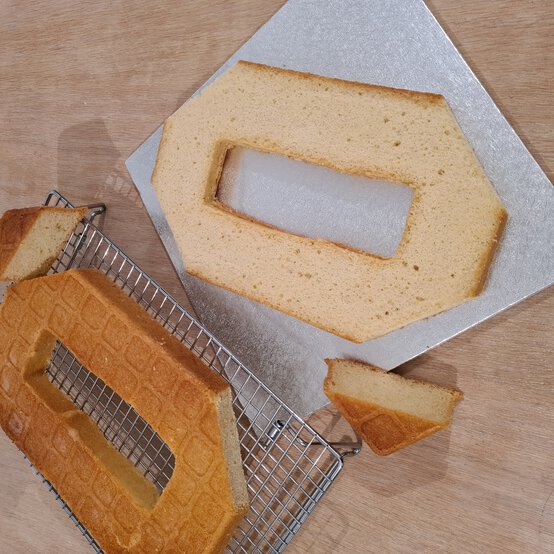 how-to-make-a-number-cake-8.jpg?sw=554&q=85