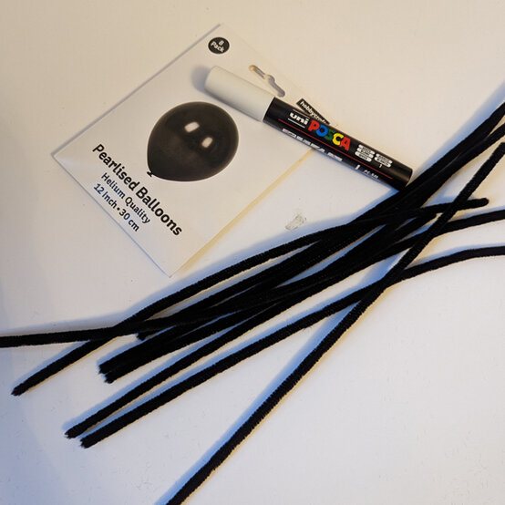 idea_personalised-halloween-balloons-spider_step2a.jpg?sw=554&q=85