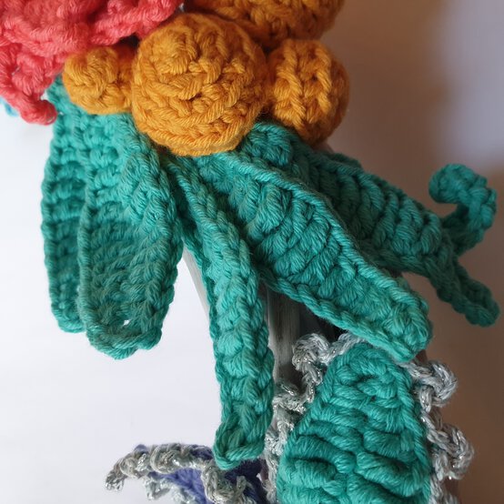 how_to_crochet_christmas_robin_wreath_image-7.jpg?sw=554&q=85