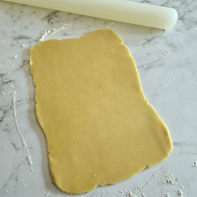 how-to-make-kilt-shortbread-biscuits_step-2.jpg?sw=680&q=85