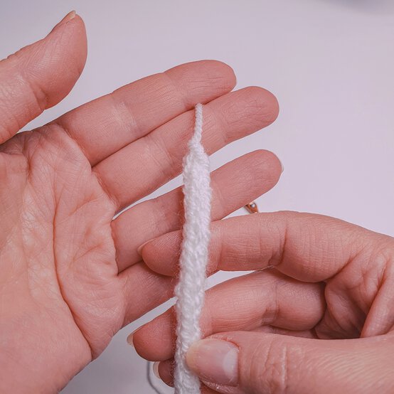 Ideas_How-to-Knit-Jubilee-Bunting-step-3.jpg?sw=554&q=85