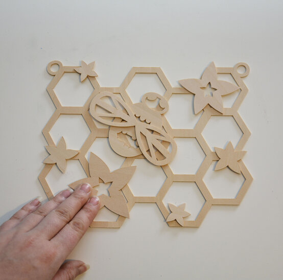 cricut_how_to_make_a_bee_wall_hanging_step15_2.jpg?sw=554&q=85
